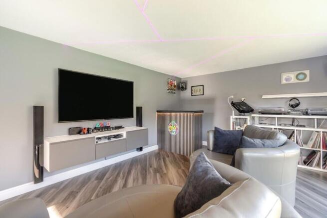 5 bed Detached for sale Image 8