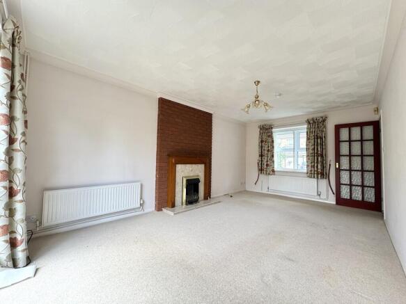 SPRINGWOOD - Link Detached 3 Bedroom House Close to QEH & Schools photo 4