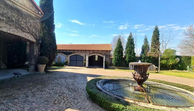 Front view with fountain