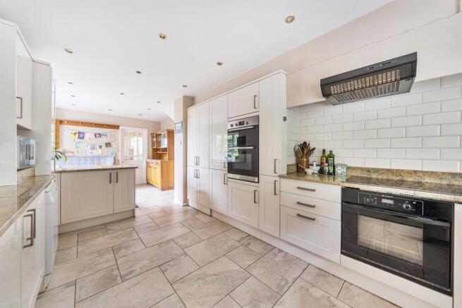 4 bed Detached for sale Image 9