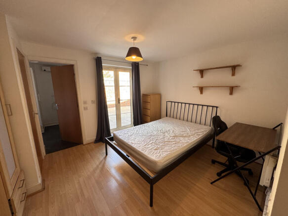 3 bed Flat to rent Image 11
