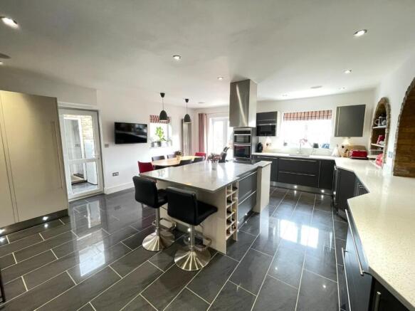KITCHEN/BREAKFAST ROOM