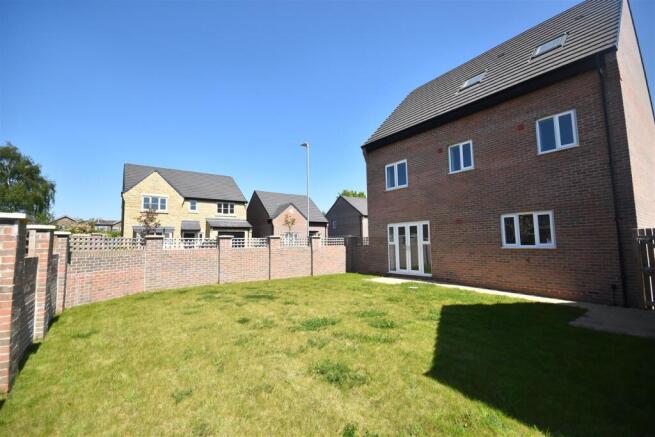 5 bed Detached for sale Image 12