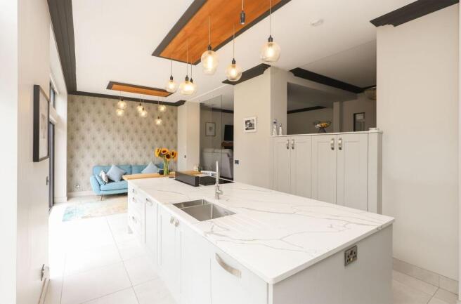 5 bed Detached for sale Image 7