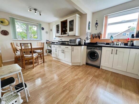3 bed Semi-Detached for sale Image 6