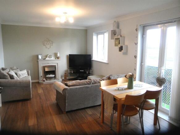 Lounge/Dining Area