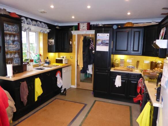 KITCHEN/DINING ROOM