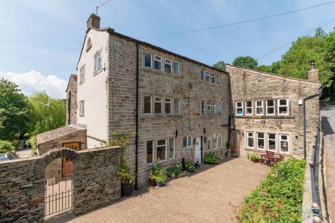 6 bed Detached for sale Image 4