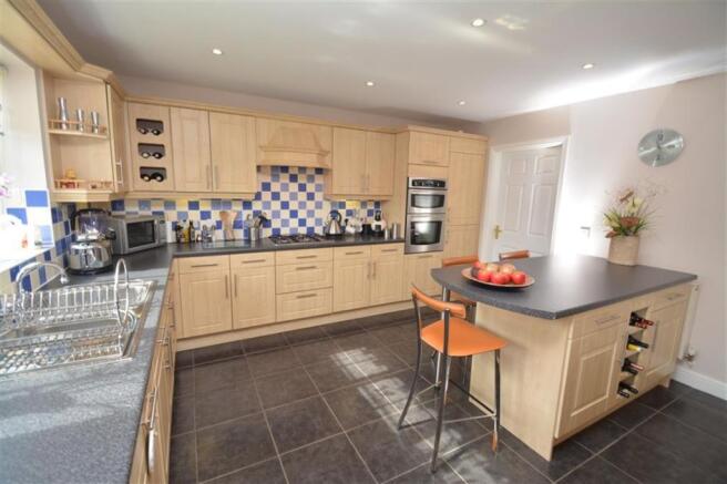 KITCHEN/FAMILY ROOM