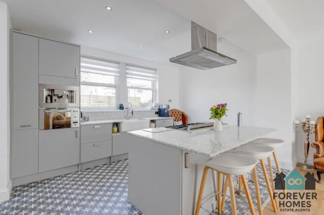5 bed Detached for sale Image 6