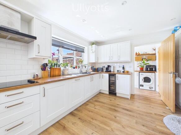 4 bed Detached for sale Image 5