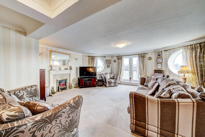 Lounge/Dining Room