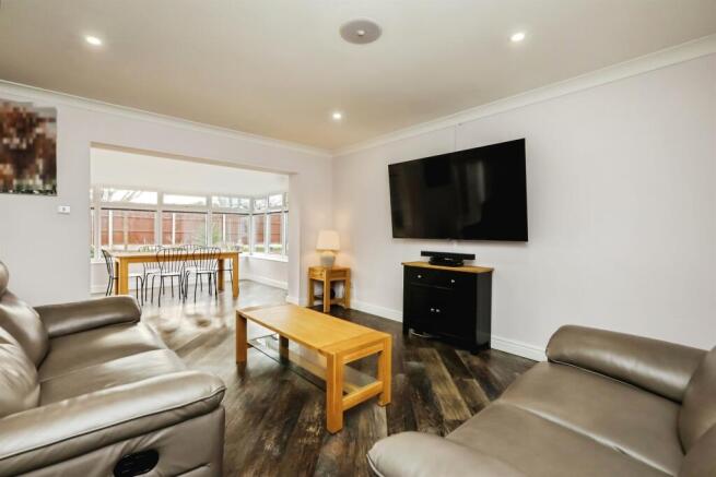 4 bed Detached Bungalow for sale Image 4