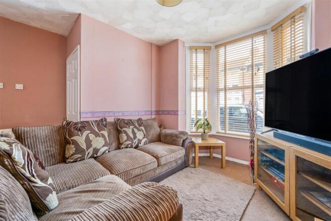 Sitting Room / Dining Area