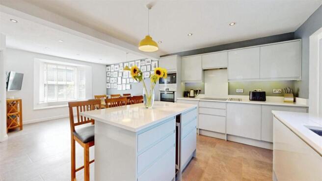 5 bed Detached for sale Image 3