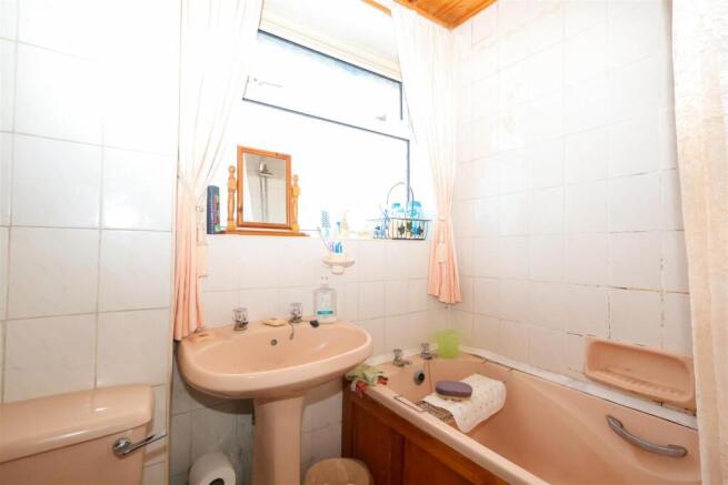 5 bed Semi-Detached for sale Image 8