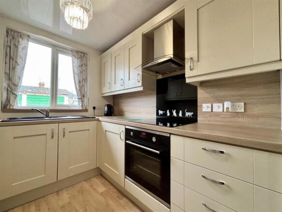 2 bed Semi-Detached Bungalow for sale Image 6