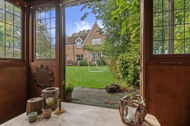 5 bed Detached for sale Image 4