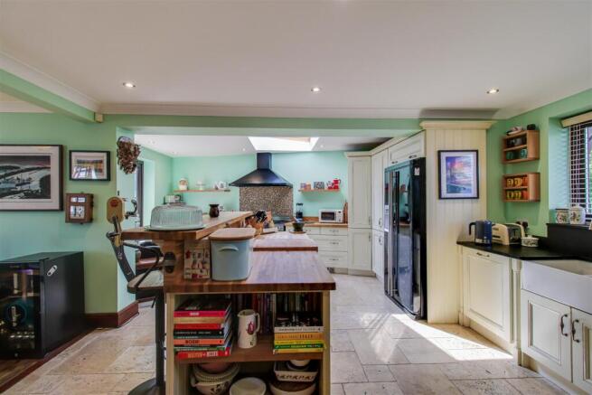 4 bed Detached for sale Image 4