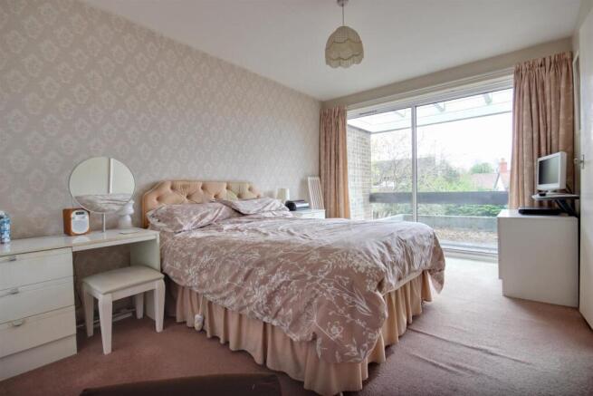 4 bed Link Detached House for sale Image 11