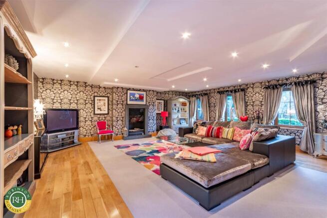 5 bed Detached for sale Image 5