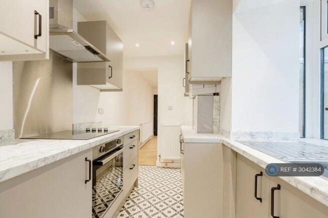 3 bed Terraced to rent Image 10