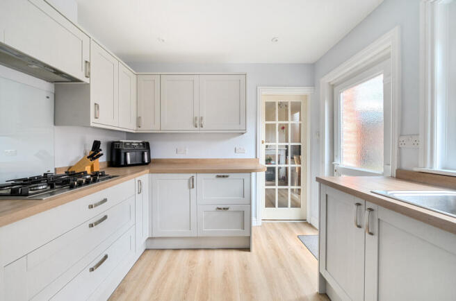 1370218-8-68f21bc...