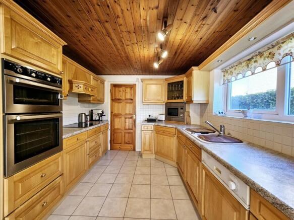 4 bed Detached for sale Image 8