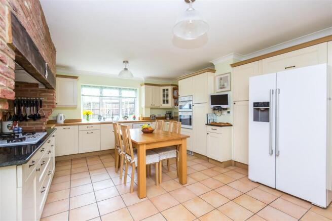 Kitchen 2.jpg