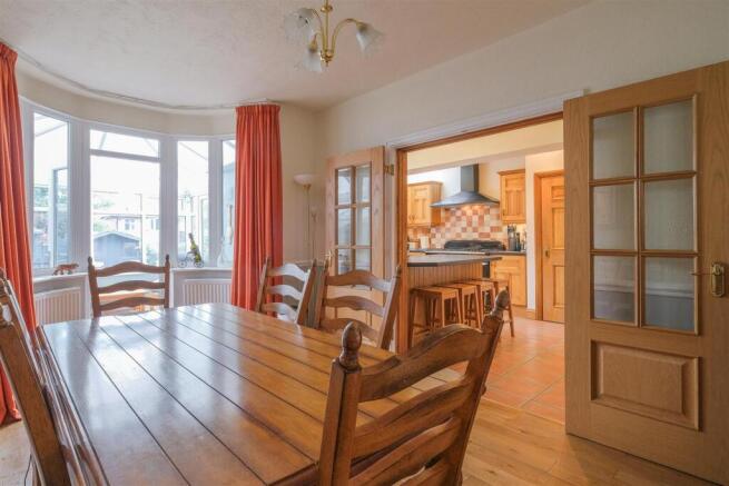 5 bed Semi-Detached for sale Image 12