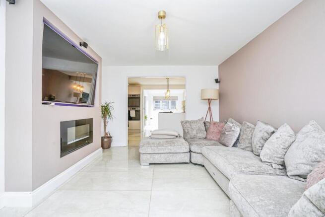 4 bed Detached for sale Image 9
