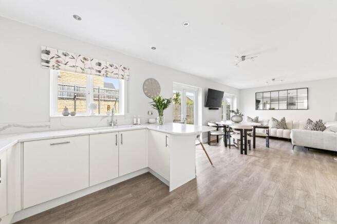 5 bed Detached for sale Image 11