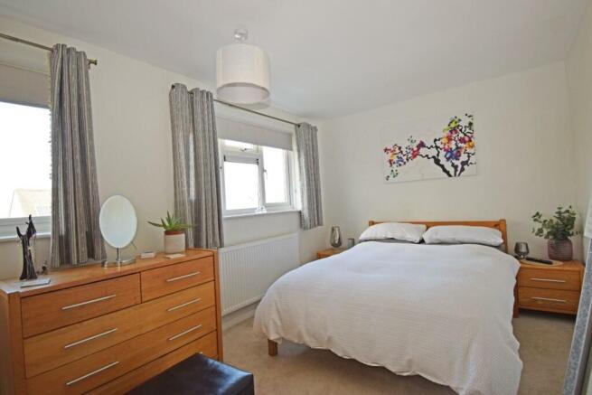 33 Elmley Close, bed 1c.jpg