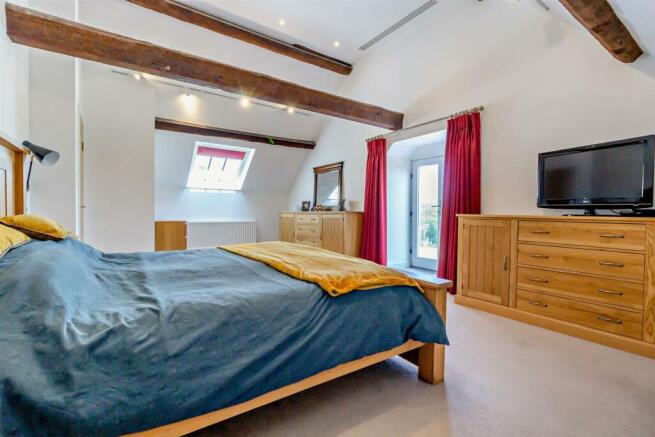 5 tr main bed alt.jpg