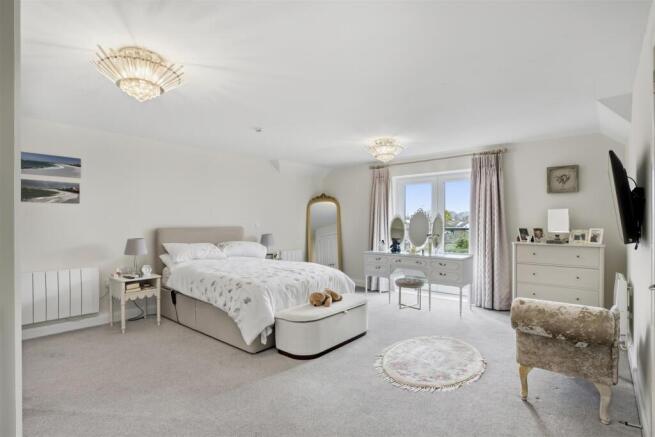 3 bed Apartment for sale Image 12