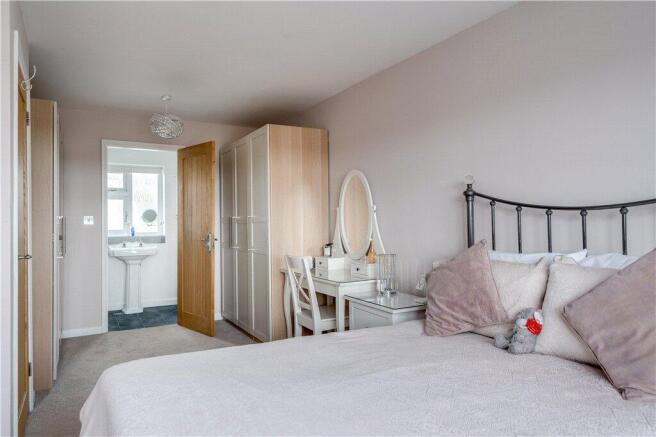 4 bed Semi-Detached for sale Image 11