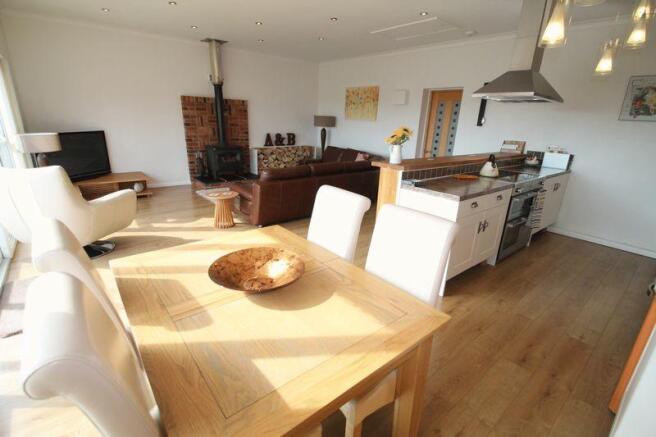 KITCHEN/DINING...