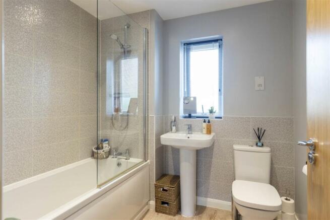 BATHROOM SUITE & SHOWER
