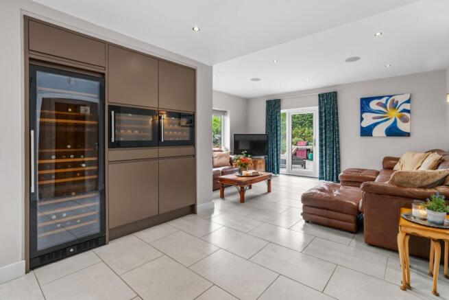 6 bed Detached for sale Image 10