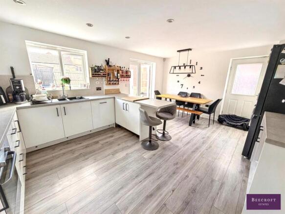 4 bed Detached for sale Image 9
