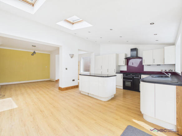 3 bed Semi-Detached for sale Image 6