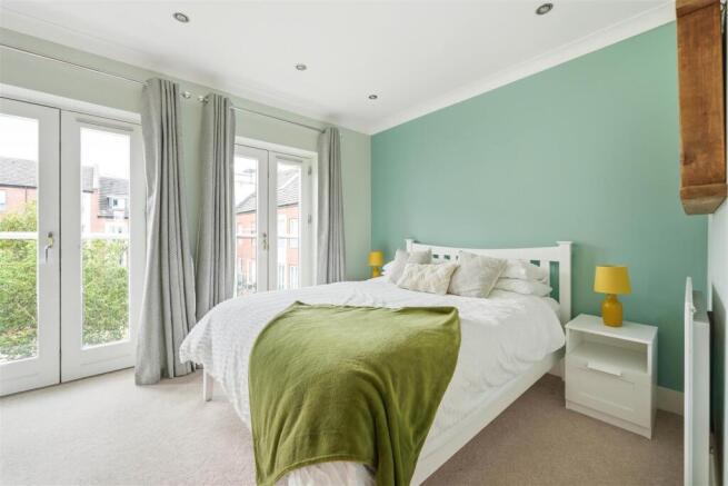 5 bed Town House for sale Image 9
