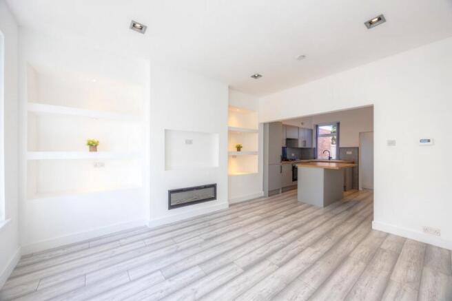 2 bed Terraced to rent Image 4