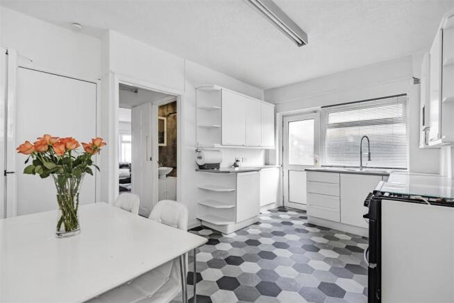 Kitchen/Dining Room: