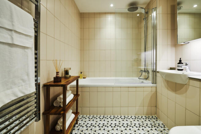 3 bed Apartment to rent Image 9