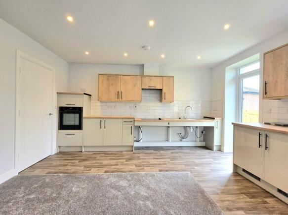 2 bed Semi-Detached Bungalow to rent Image 11