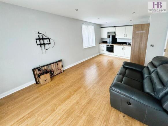 2 bed Apartment to rent Image 4