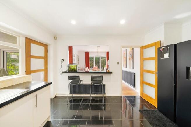 10 Manor Way 13