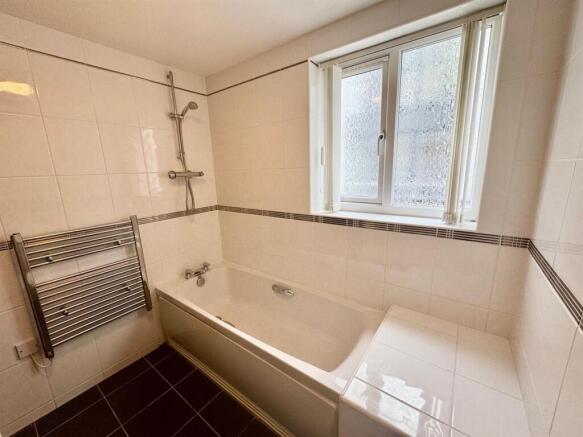 Bathroom 2.jpg