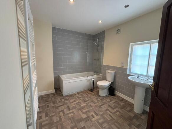 2 bed Terraced to rent Image 6